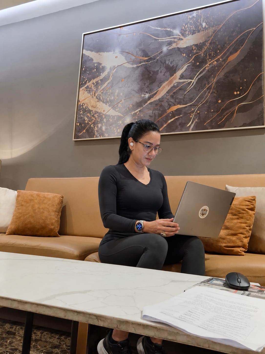 Ruth Méndez using laptop